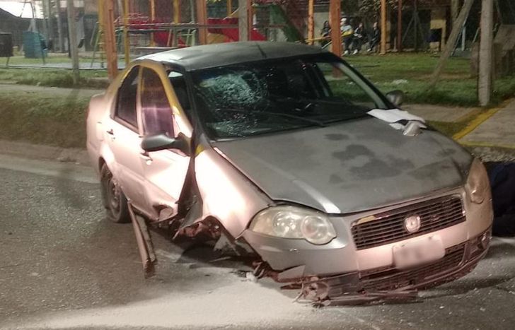 Así quedó el auto tras el fuerte choque.
