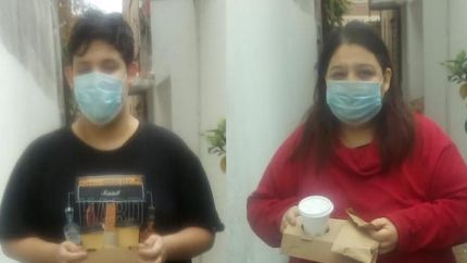 Sandro y Claudia antes de enviar los pedidos.