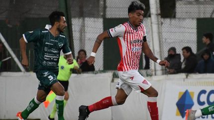 Morán escapa a la marca de un rival. Morán escapa a la marca de un rival.