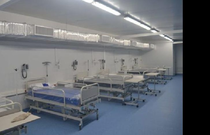 cuenta con 48 camas de internación intermedia con oxígeno, tensiómetro y oximetro; y 24 camas de terapia intensiva con monitores, bombas de infusión y respiradores.