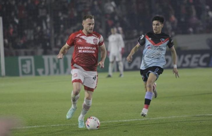 Sansotre sale con la pelota, más atrás llega Benítez.