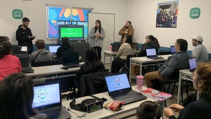 El lugar tiene una sala equipada con computadoras.