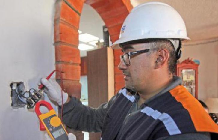 Buscan un empleado con conocimientos en electricidad.