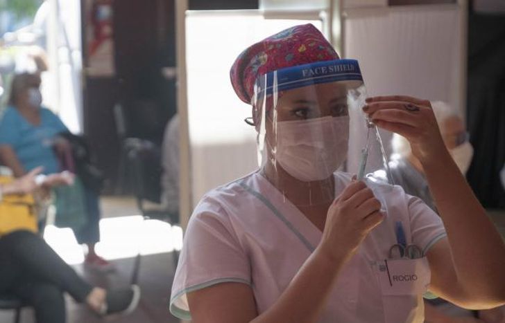 Mientras tanto, avanza la campaña de vacunación.