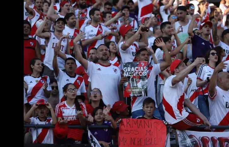 Los hinchas le agradecieron a sus ídolos.