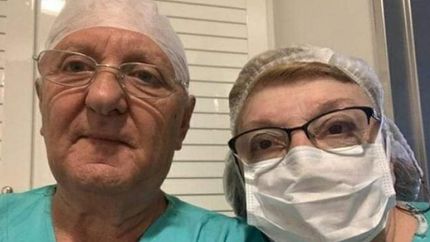 Con Dorita, su mano derecha en los partos.