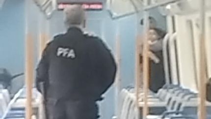 Un hombre armado tomó de rehén en una mujer. Un hombre armado tomó de rehén en una mujer.