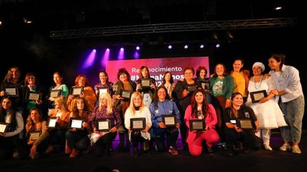 Las 20 mujeres que participaron de una jornada muy emotiva y alegre en el Teatro del Municipio.