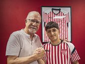 Valdez Chamorro, junto al presidente Plaini, firmó su contrato con Los Andes.