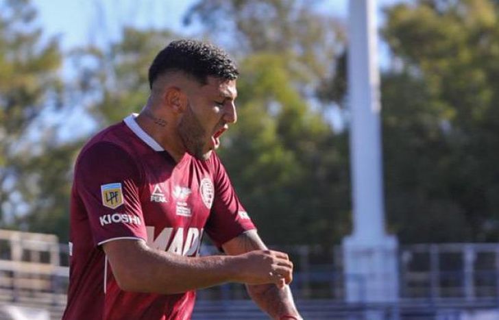 Facundo Pérez grita su primer gol en La Plata.