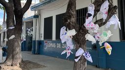 Los pañuelos blancos fueron arrancados y tirados a la basura.