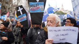 Fuerte reclamo de jubilados frente al Congreso.