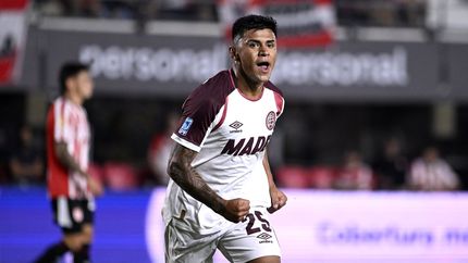 Dylan Aquino le dio un valioso triunfo a Lanús en La Plata.