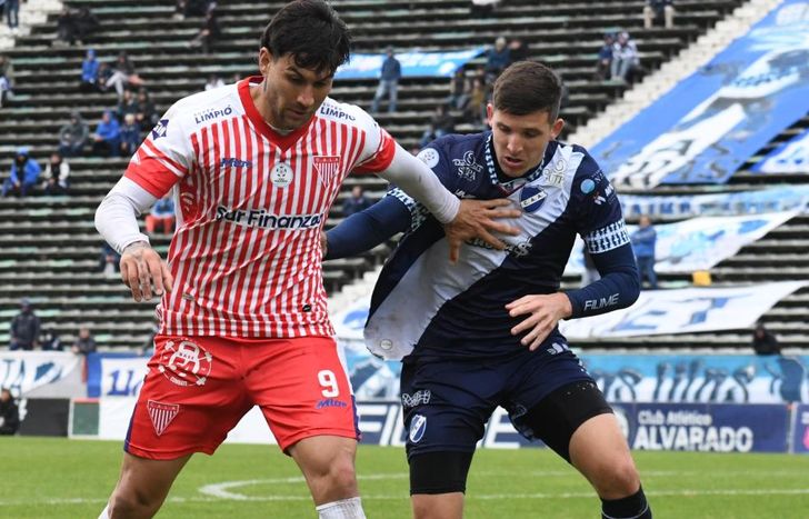 Mauricio Asenjo cubre la pelota.