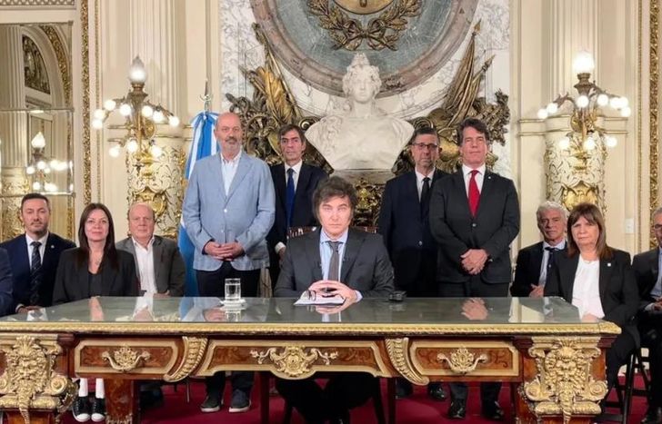 La Justicia aceptó tratar el amparo presentado contra el DNU de Javier Milei.