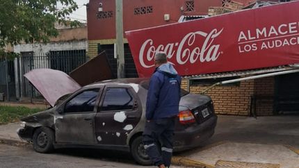 El auto dañó el frente del negocio. El auto dañó el frente del negocio.