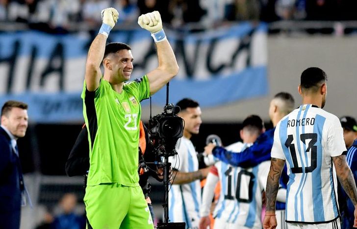 Dibu celebró ante Paraguay.