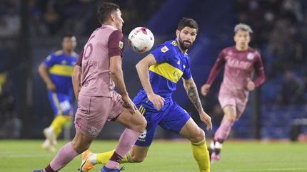 La pelota sin dueño ante las miradas de Braghieri y Orsini. La pelota sin dueño ante las miradas de Braghieri y Orsini.