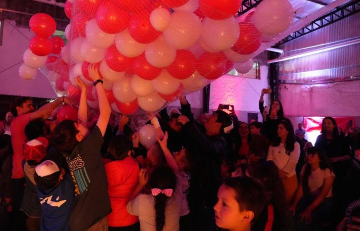 El club celebró sus 90 años e inauguró el techo para una de las canchas.