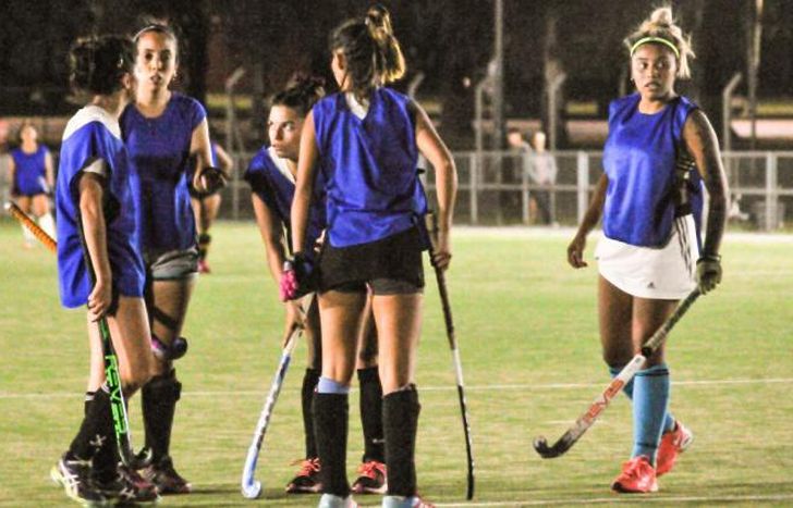 El hockey de Lomas ya disputó tres partidos amistosos.