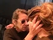 Virginia, la esposa de El Indio Solari, con una fan.&nbsp;