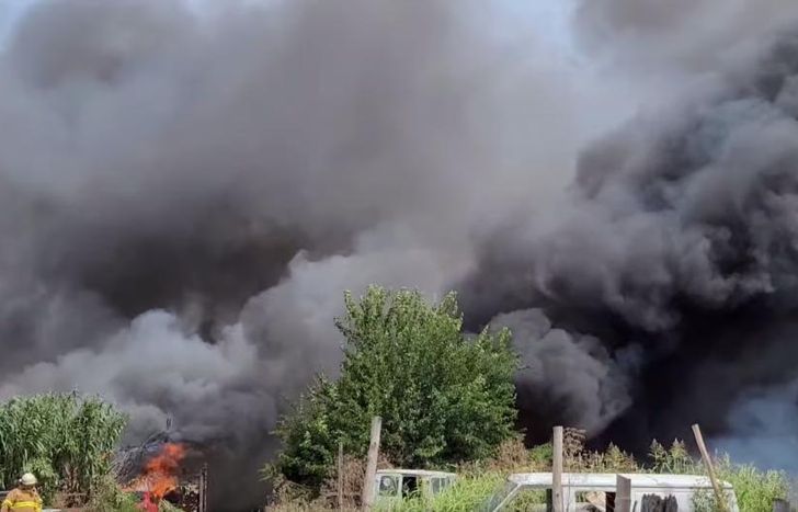 El incendio generó una inmensa nube de humo.