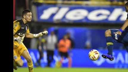 Wanchope Ábila toca al gol apenas comenzado el partido en La Bombonera.