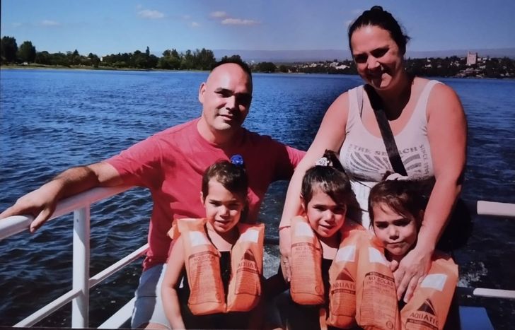 Las trigemelas de Lomas: Victoria, Julieta y Delfina disfrutando del paseo en catamarán en Carlos Paz.&nbsp;