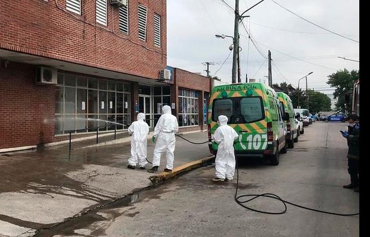 Mientras tanto continúan las acciones de desinfección para prevenir los contagios.