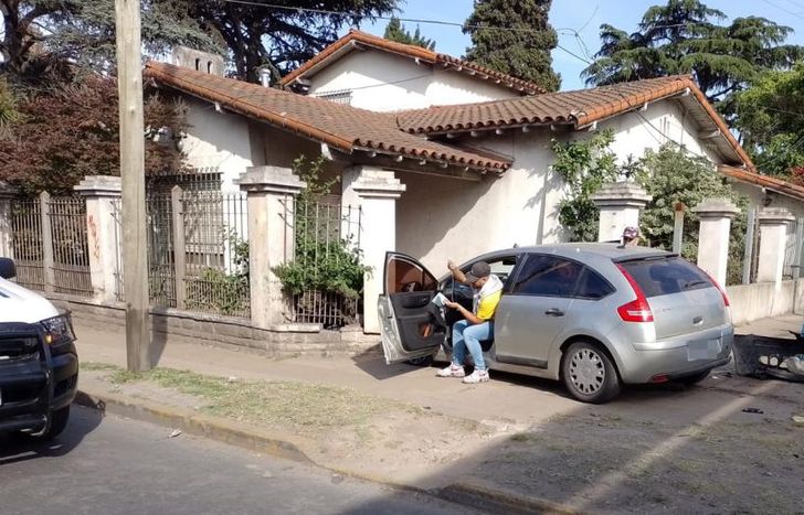 El auto perdió el control e impactó contra el frente de una vivienda.