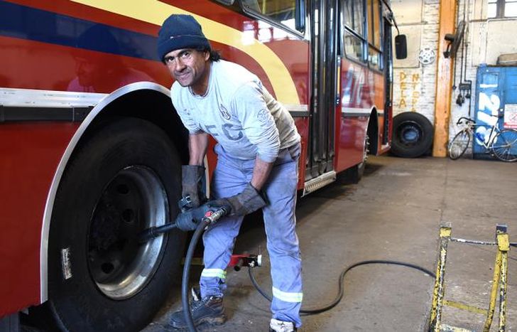 El servicio de gomería, fundamental para evitar pinchaduras.