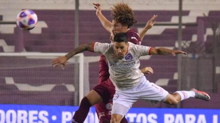 Boggio salta con un rival en busca del balón. Boggio salta con un rival en busca del balón.