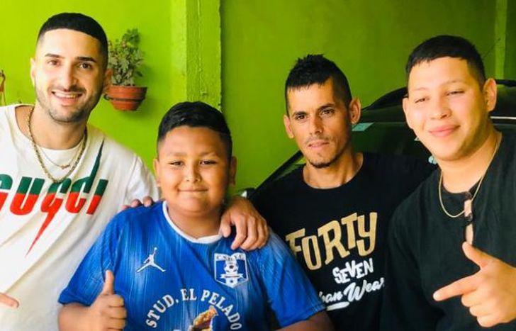 Johan junto a Brian, Alberto y Nahuel tras recibir el regalo.