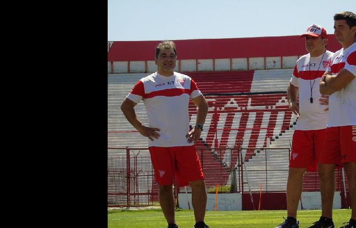 Biggeri, durante la práctica, con su equipo de trabajo.