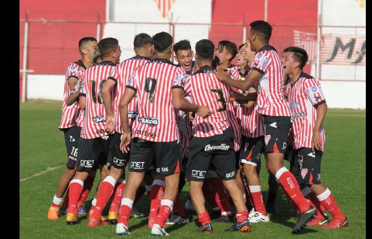 Los chicos de Los Andes se abrazan y festejar tras golear 3-0 al Celeste.