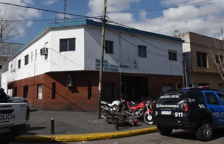 Efectivos de la Comisaría 7° de Lomas buscan al acusado.