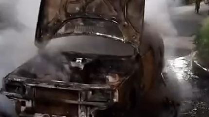 El auto apareció prendido fuego. El auto apareció prendido fuego.