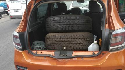 El auto en el que circulaba el robaruedas.