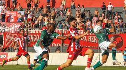 Donato elude la marca de Rentería.