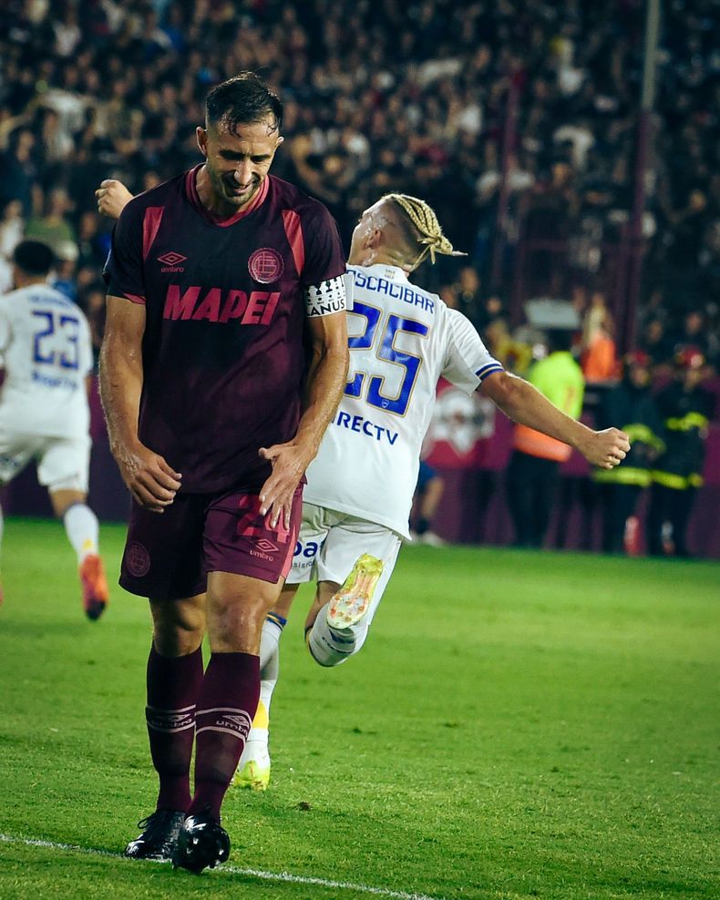 El Ruso Ascacíbar festeja el gol que abrió el partido entre Lanús y Boca.