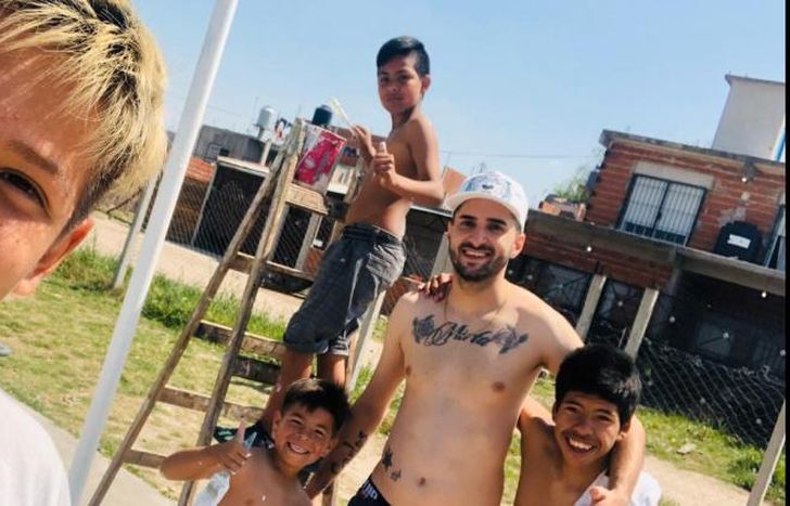 El cantante de la banda en pleno trabajo con los chicos.