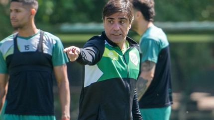 Javier Sanguinetti no podrá contar con dos futbolistas.