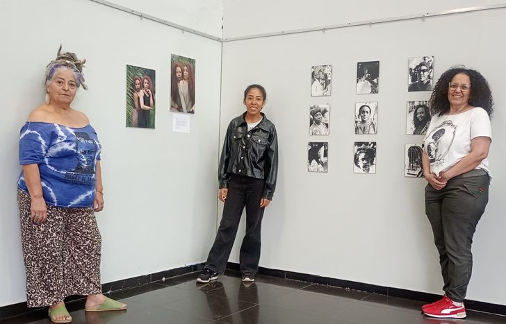 Somos más de lo que ves, aquí estamos es el nombre de la exposición en el foyer del Teatro.