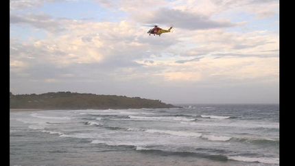 buscan desesperadamente a un joven de lomas que desaparecio en una playa de australia