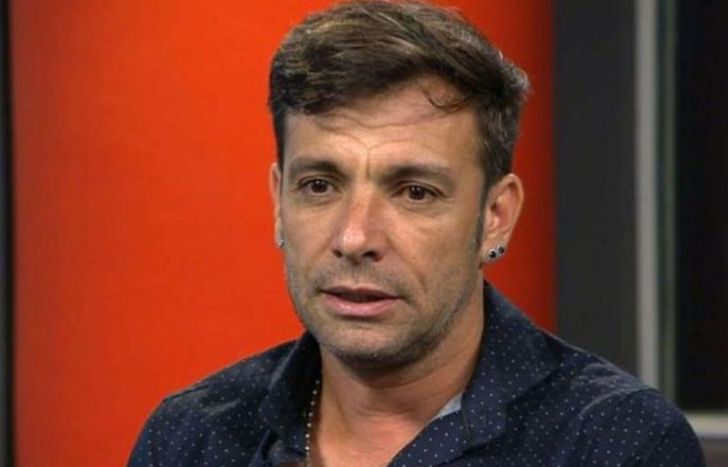 Martín Bossi, con una joven en el Caribe.&nbsp;