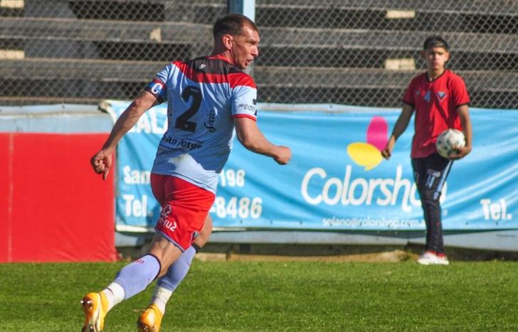 Masuero, de cabeza, hizo delirar a todos en Adrogué.