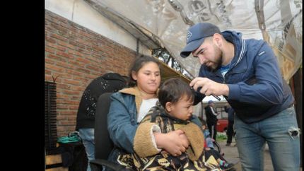 alan pacheco, el joven peluquero solidario del barrio centenario