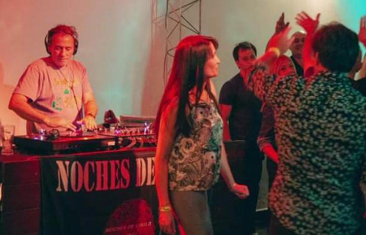 Los vecinos bailaron al ritmo de la música de los 90.