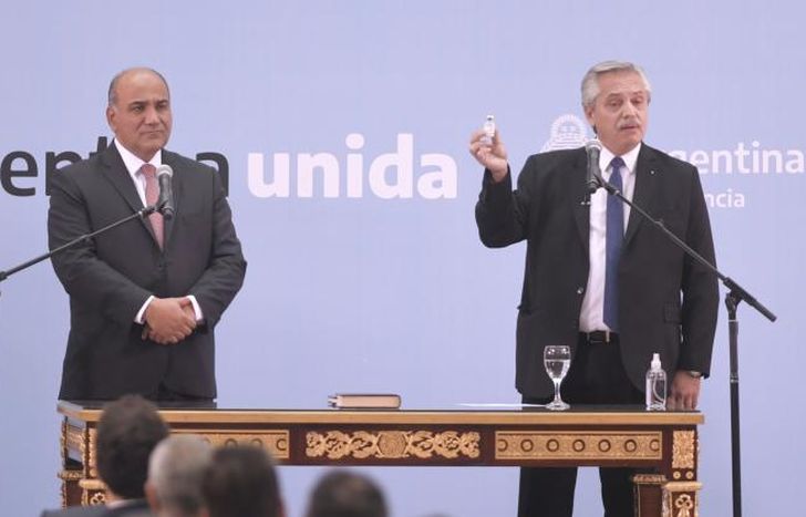 Alberto Fernández, junto a Juan Manzur.