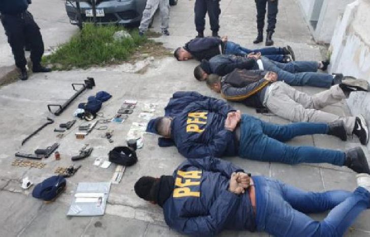 Pasaban a la vivienda con supuestos pedidos de allanamientos.